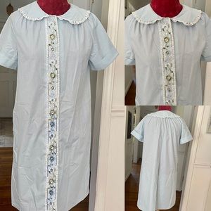 Sweet lightweight vintage robe with lace covered snap front closure short sleeve